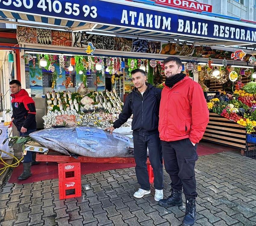 Samsun'da 353 kilogramlık dev orkinos kilosu 400 liradan satışa sunuldu