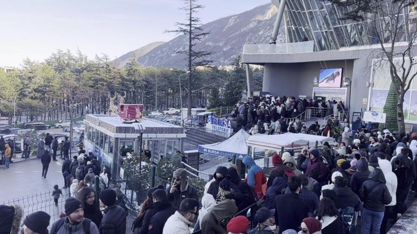 Bursalıların zirve yarışı! Teleferik kuyrukları metrelerce uzadı