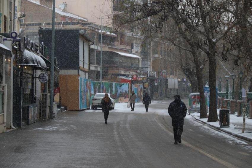 Eskişehir'de su şebekeleri bile dondu! "Yıllar sonra ilk kez böyle bir soğuk gördük"