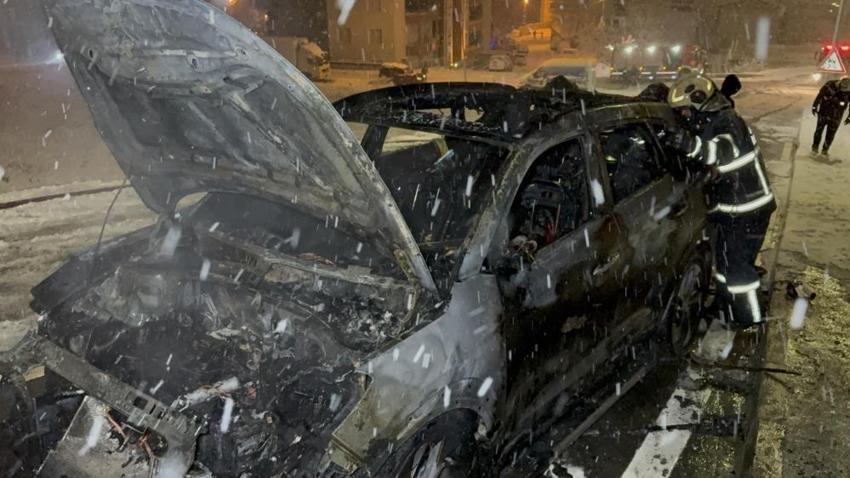 Arabası yandı ama telaşı başkaydı! Samsun'da yanan araçta yana yakıla aradı