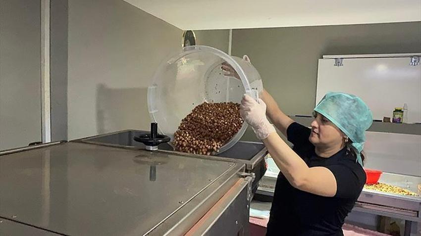 Giresunlu kadın girişimci arkadaşının tavsiyesiyle başladı, kendi işinin patronu oldu! Fabrikasında kırıyor, kavuruyor ve tüm Türkiye'ye gönderiyor