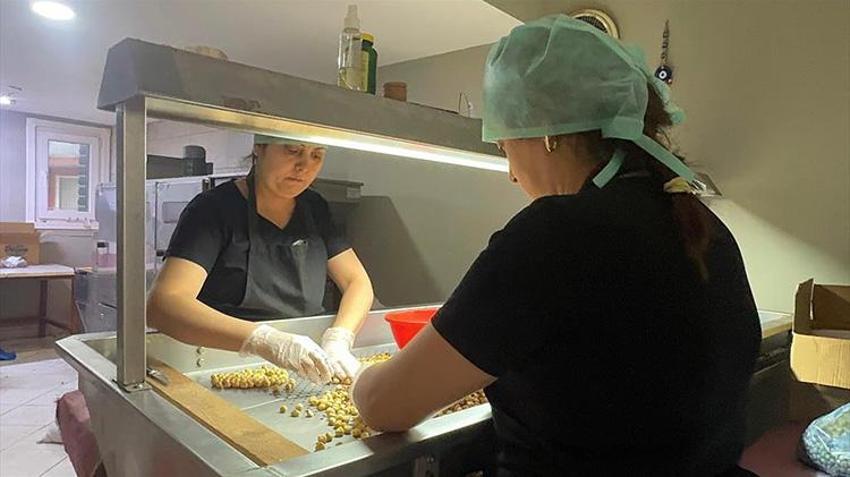 Giresunlu kadın girişimci arkadaşının tavsiyesiyle başladı, kendi işinin patronu oldu! Fabrikasında kırıyor, kavuruyor ve tüm Türkiye'ye gönderiyor