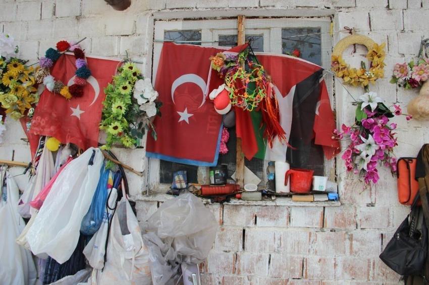 79 yaşında vatan sevgisini böyle ispatladı! Yıllardır aynı evi süslüyor