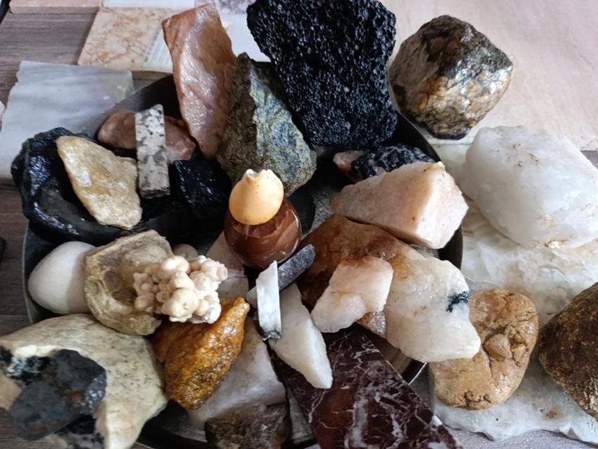 Bulduğunda sevinçten uyuyamıyor! Manisalı madencinin evindeki 50 çeşitli 'hazine' görenleri büyülüyor