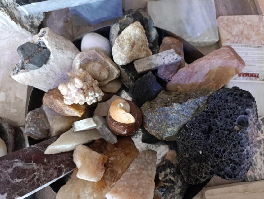 Bulduğunda sevinçten uyuyamıyor! Manisalı madencinin evindeki 50 çeşitli 'hazine' görenleri büyülüyor