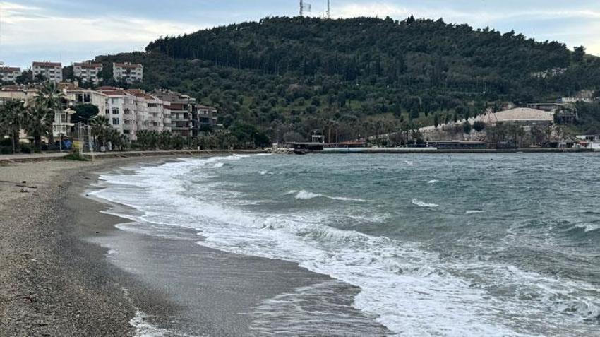 Balıkesir Erdek’te lodos; dalgalar, denizle karayı birleştirdi