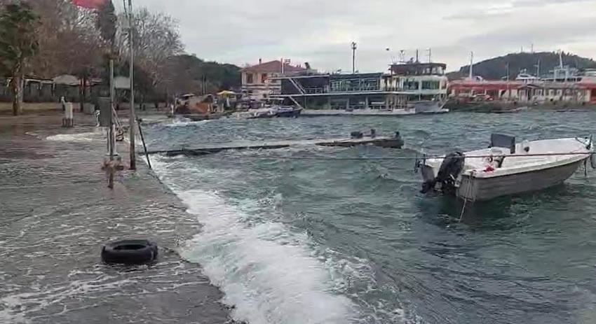 Balıkesir Erdek’te lodos; dalgalar, denizle karayı birleştirdi