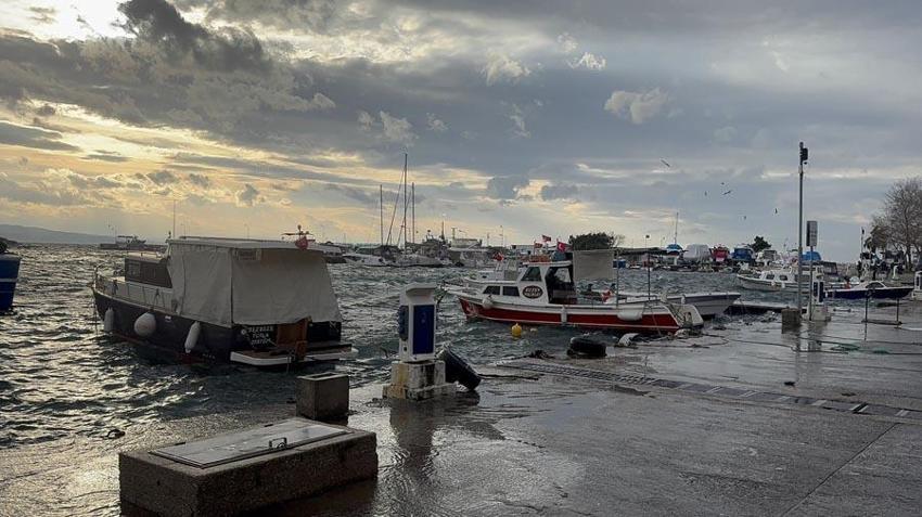 Balıkesir Erdek’te lodos; dalgalar, denizle karayı birleştirdi
