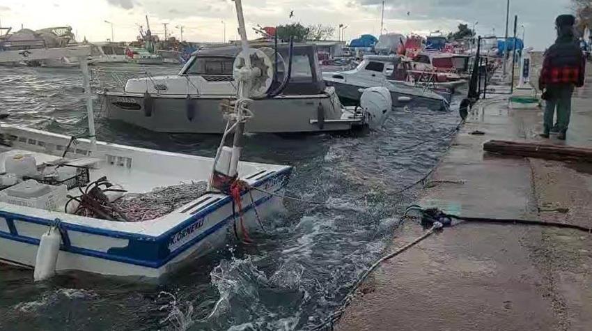 Balıkesir Erdek’te lodos; dalgalar, denizle karayı birleştirdi