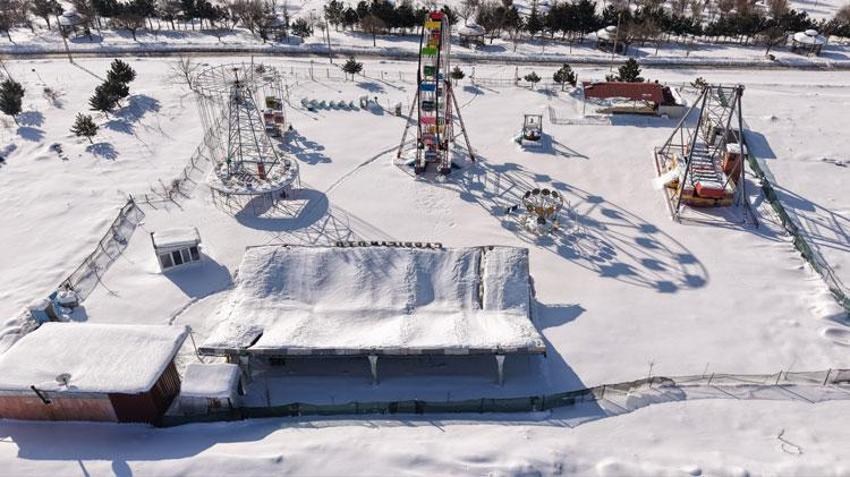 Van Erciş'te kar nedeniyle lunaparktaki bir oyun alanının çatısı çöktü
