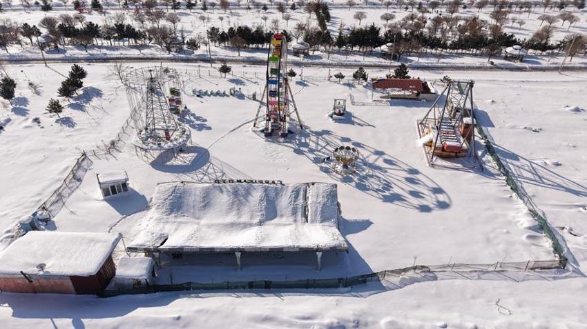 Van Erciş'te kar nedeniyle lunaparktaki bir oyun alanının çatısı çöktü