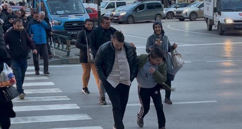 Bursa'da lodos kabusu! Vatandaşlar fırtınada uçmamak için yerlere böyle yattılar