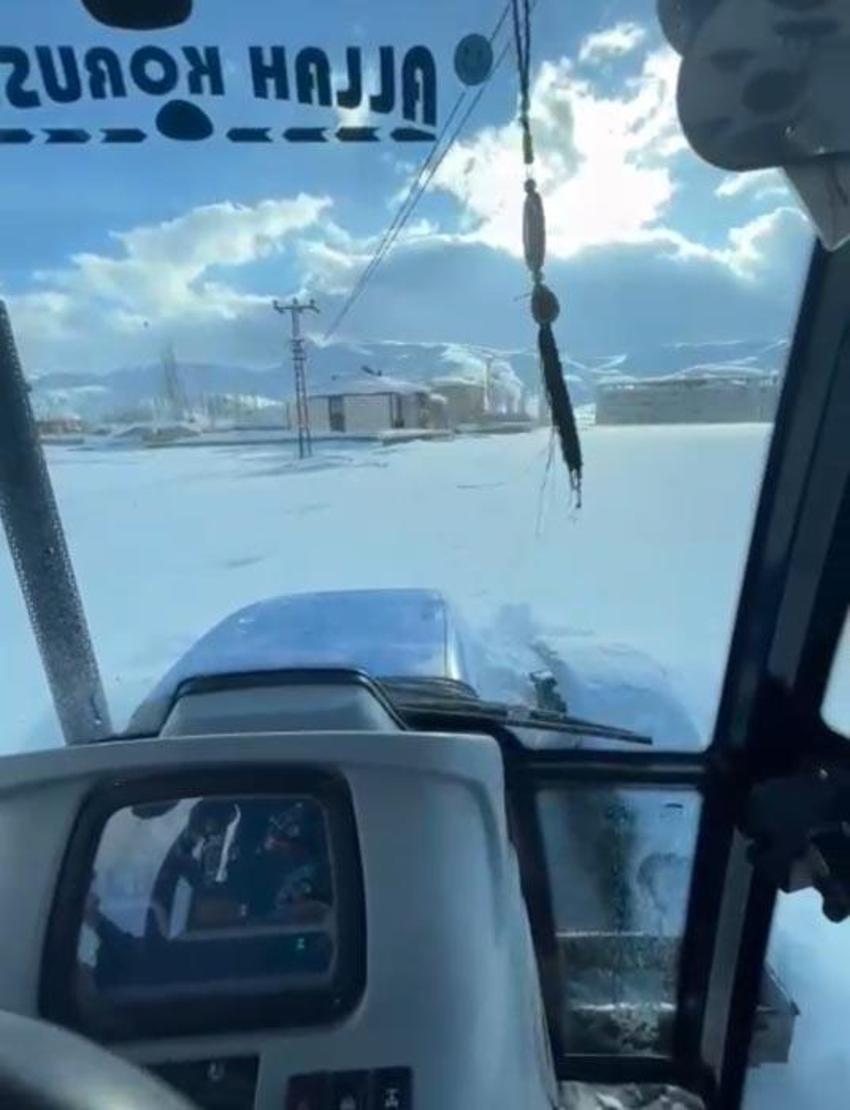 Hakkari'de film sahnelerini aratmayan görüntüler: Hastayı kurtarmak için traktörle seferber oldular