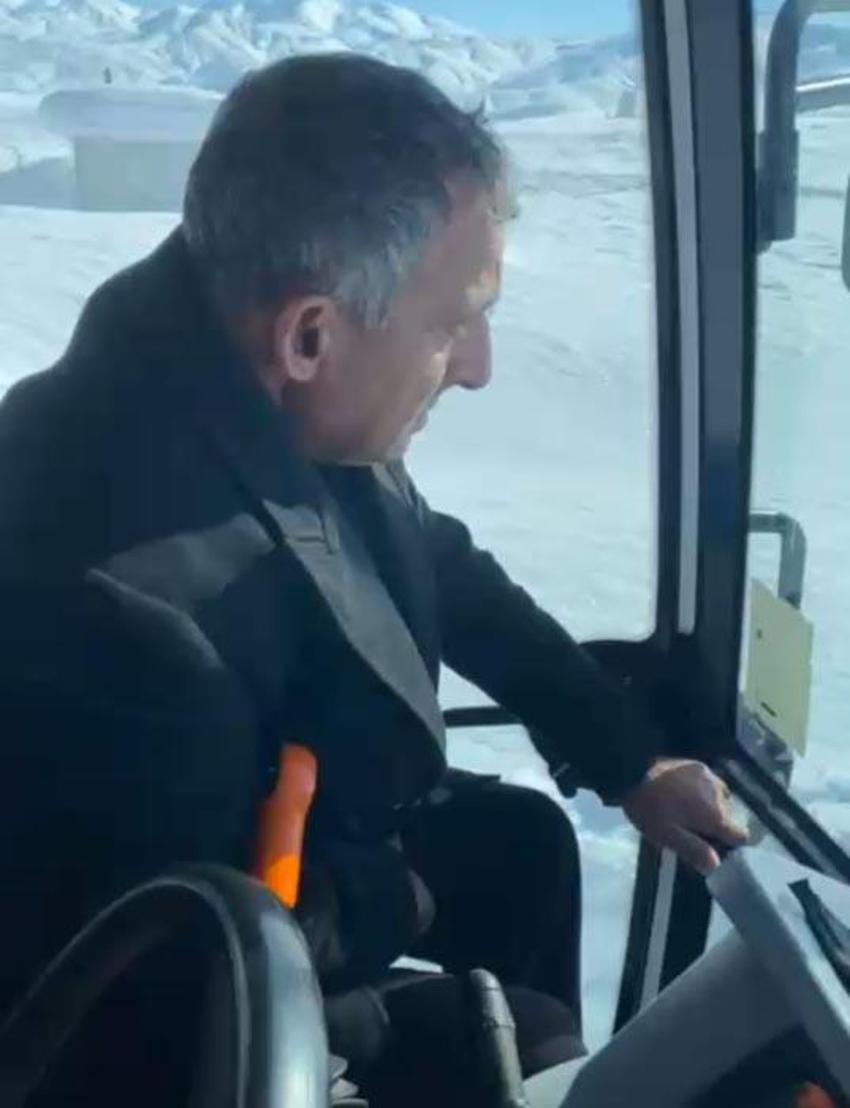 Hakkari'de film sahnelerini aratmayan görüntüler: Hastayı kurtarmak için traktörle seferber oldular