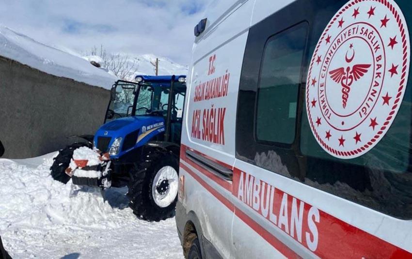 Hakkari'de film sahnelerini aratmayan görüntüler: Hastayı kurtarmak için traktörle seferber oldular