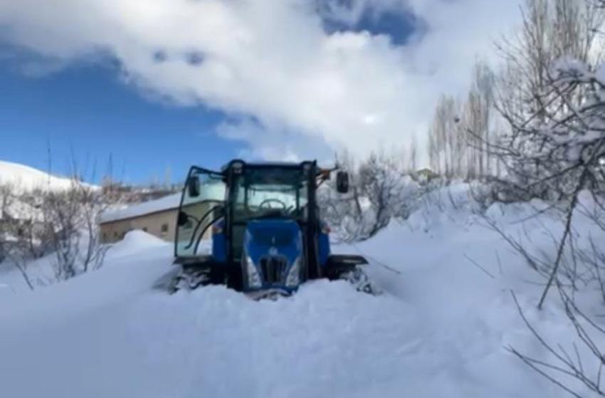 Hakkari'de film sahnelerini aratmayan görüntüler: Hastayı kurtarmak için traktörle seferber oldular