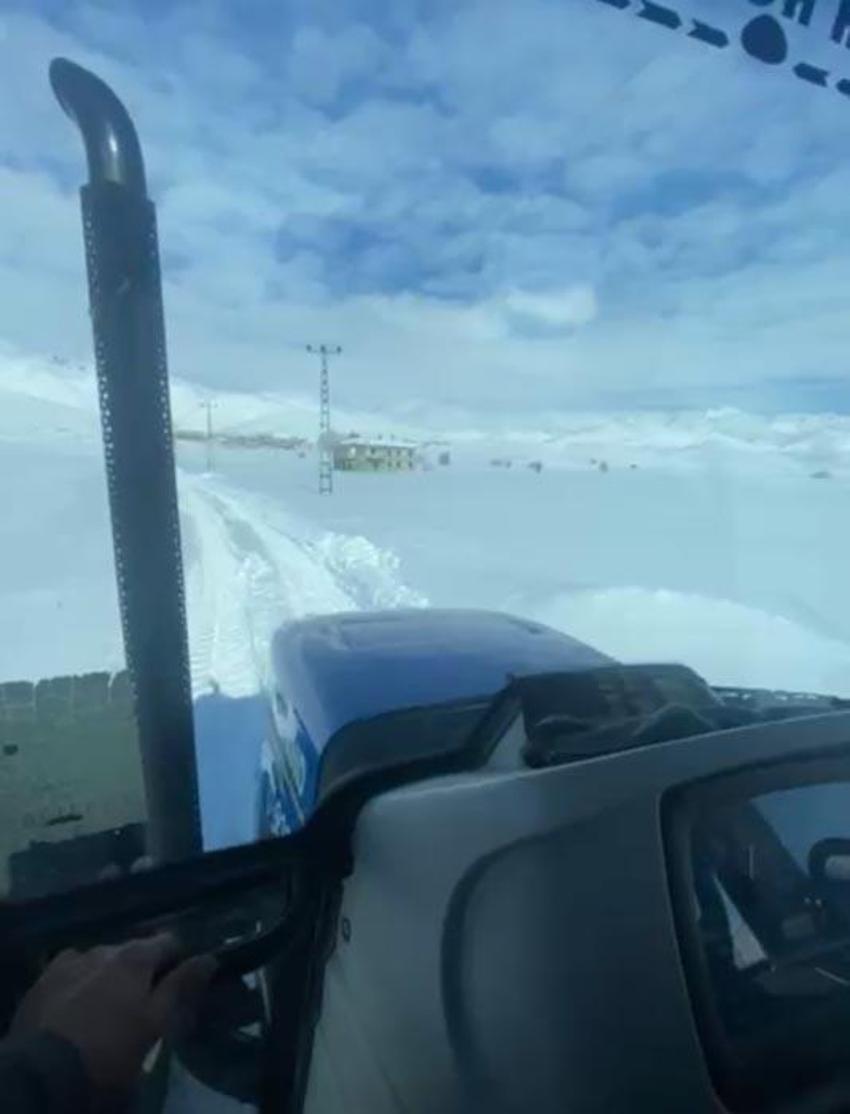 Hakkari'de film sahnelerini aratmayan görüntüler: Hastayı kurtarmak için traktörle seferber oldular