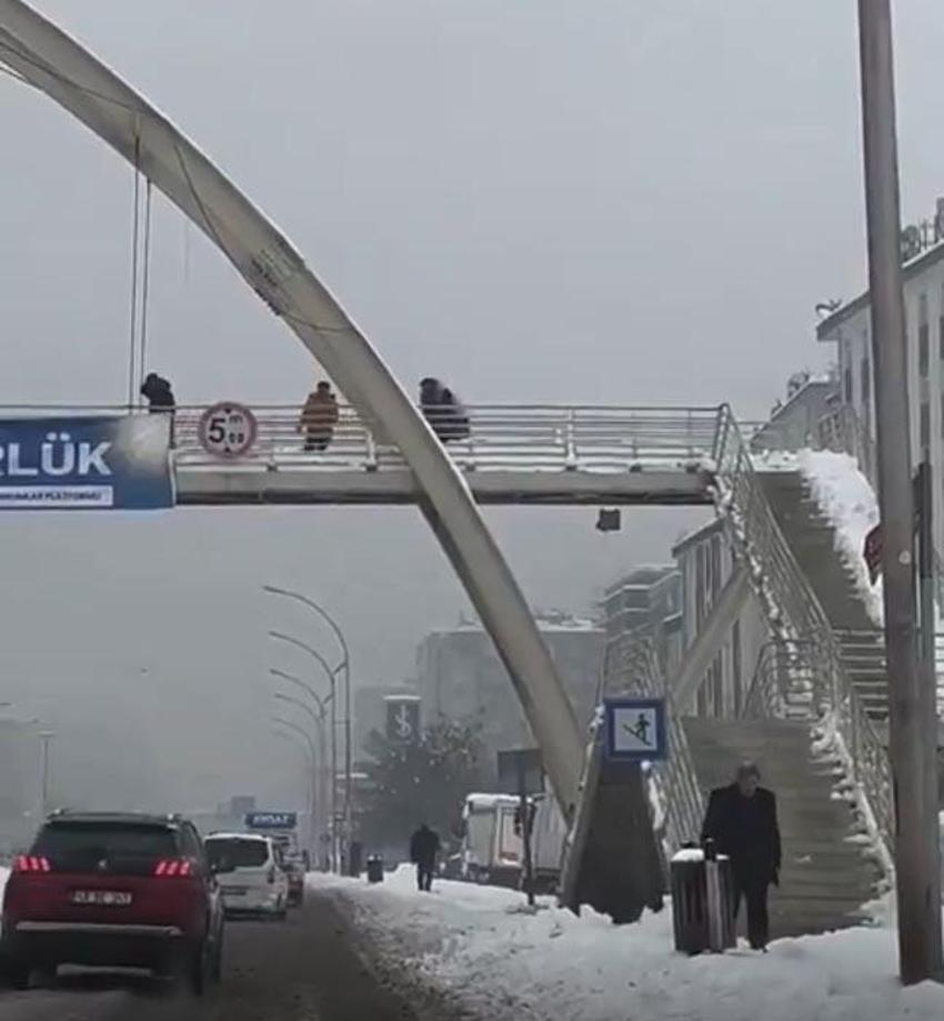 Diyarbakır’da üst geçitte kar topu atan çocukları yumruklayıp yerde tekmeleyen şüpheli tutuklandı
