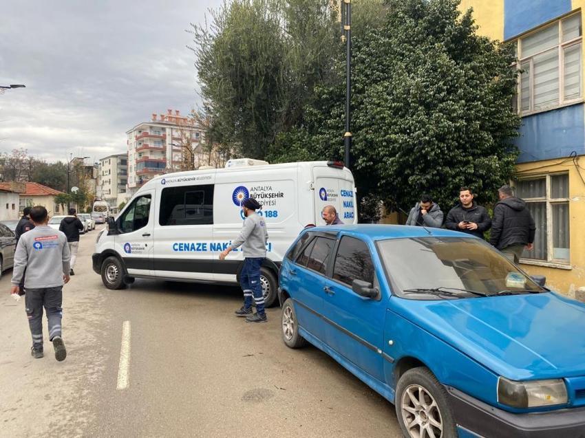 Antalya'da açık kapı cinayeti! Eşinin ve kızının boğazını kesti, kaçarken fikrini değiştirdi