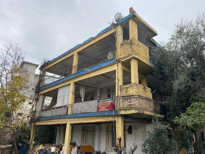 Antalya'da açık kapı cinayeti! Eşinin ve kızının boğazını kesti, kaçarken fikrini değiştirdi