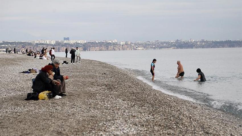 Türkiye'nin dört bir yanında lapa lapa kar yağarken onlar deniz keyfi yaptı