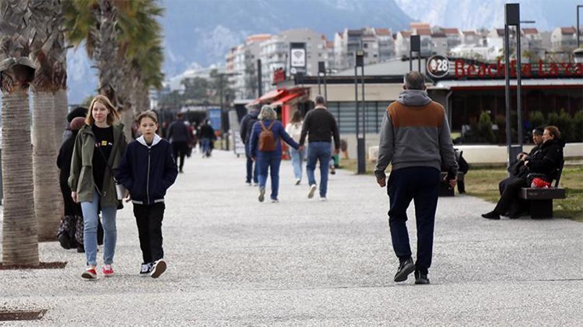 Türkiye'nin dört bir yanında lapa lapa kar yağarken onlar deniz keyfi yaptı