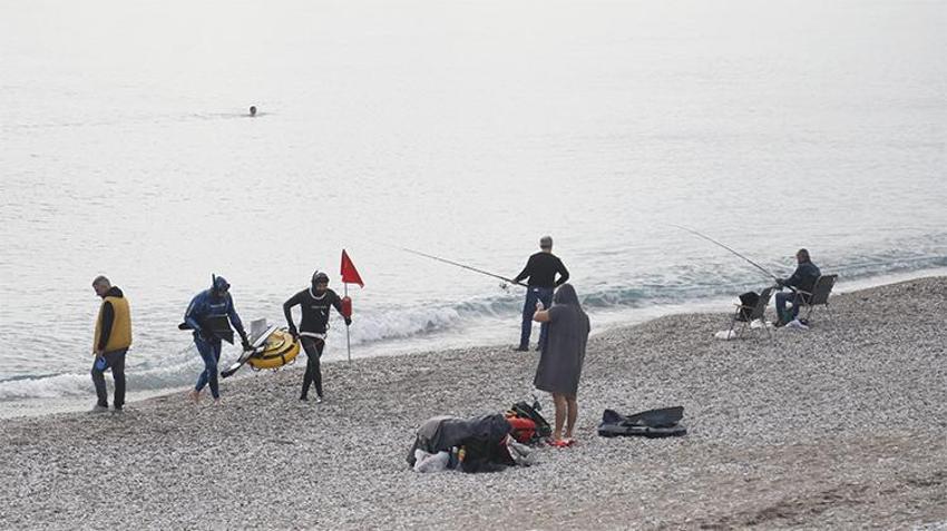 Türkiye'nin dört bir yanında lapa lapa kar yağarken onlar deniz keyfi yaptı