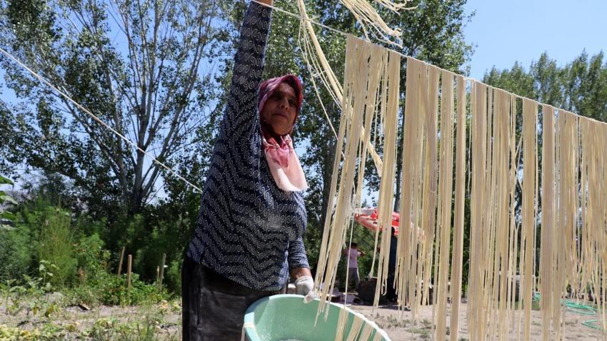 Evden ayrılmadan emeklilik hakkı! Ev hanımlarına gelir kapısını bakanlık açtı, proje başlıyor