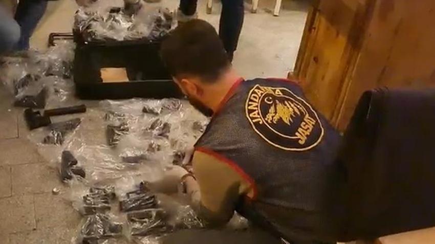 Eyüpsultan'da jandarmadan dev operasyon! 7,5 milyon TL'lik silah yakalandı o anlar kamerada