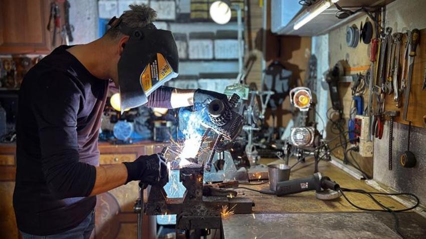 İnternetten izlediği videolarla öğrendi, evinin odasını atölyeye çevirdi! Ürettikleri kapış kapış satılıyor