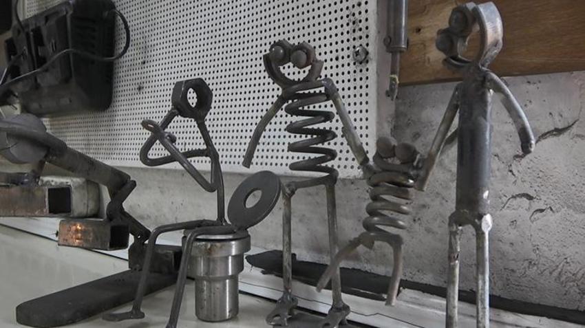 İnternetten izlediği videolarla öğrendi, evinin odasını atölyeye çevirdi! Ürettikleri kapış kapış satılıyor