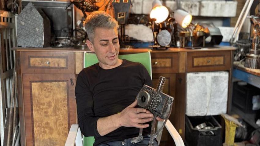 İnternetten izlediği videolarla öğrendi, evinin odasını atölyeye çevirdi! Ürettikleri kapış kapış satılıyor