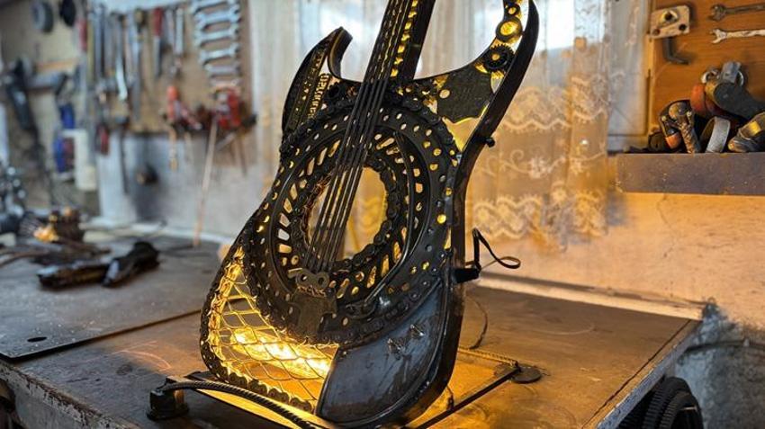 İnternetten izlediği videolarla öğrendi, evinin odasını atölyeye çevirdi! Ürettikleri kapış kapış satılıyor