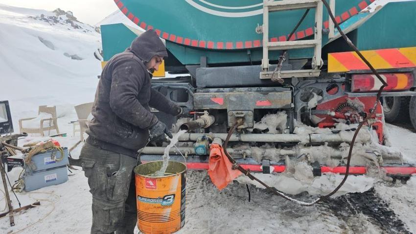 Bitlis'te varlık içinde yokluk: Bütün şehre kar yağdı bu mahallede içmeye su yok!