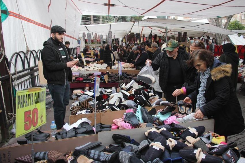 Aydın'da ucuzluk pazarı: İğne atsan yere düşmüyor, yerini duyan koşuyor