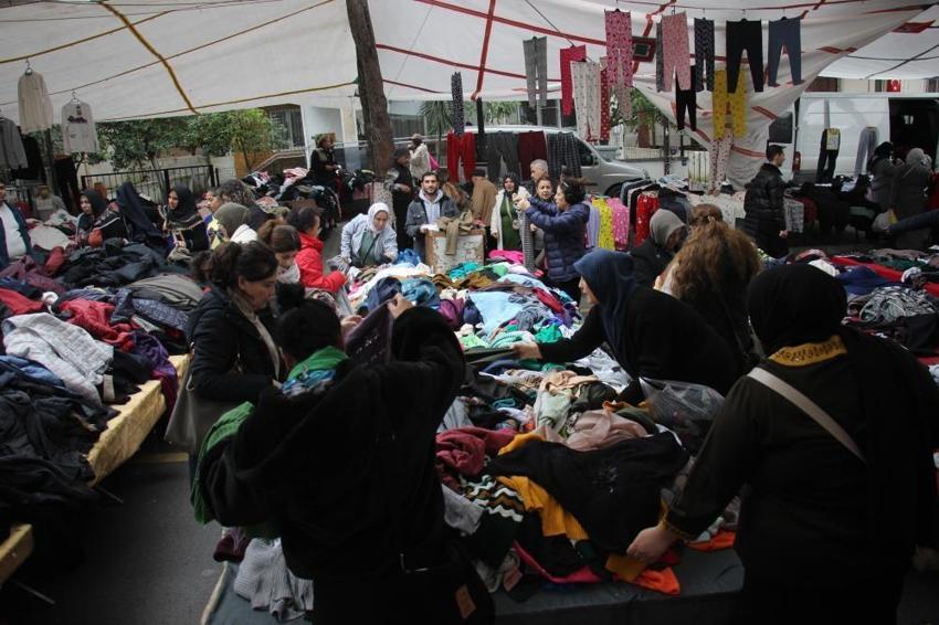 Aydın'da ucuzluk pazarı: İğne atsan yere düşmüyor, yerini duyan koşuyor