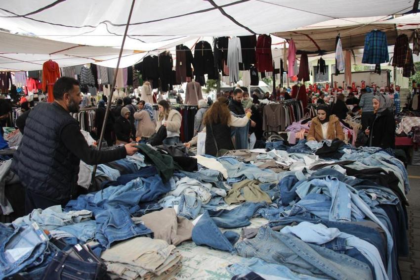 Aydın'da ucuzluk pazarı: İğne atsan yere düşmüyor, yerini duyan koşuyor