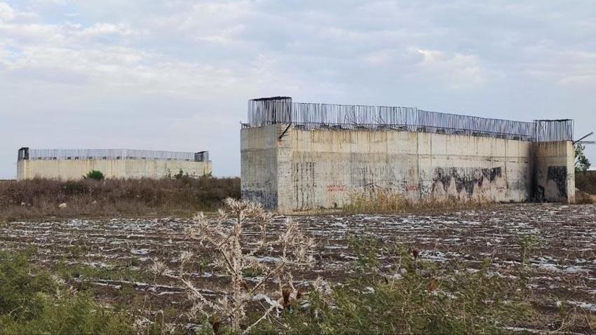 Adana'da 7 yıldır bitmeyen yolun köprü ayakları samanlığa döndü