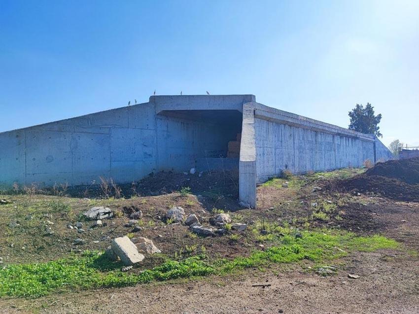 Adana'da 7 yıldır bitmeyen yolun köprü ayakları samanlığa döndü