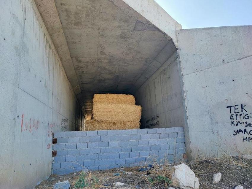 Adana'da 7 yıldır bitmeyen yolun köprü ayakları samanlığa döndü