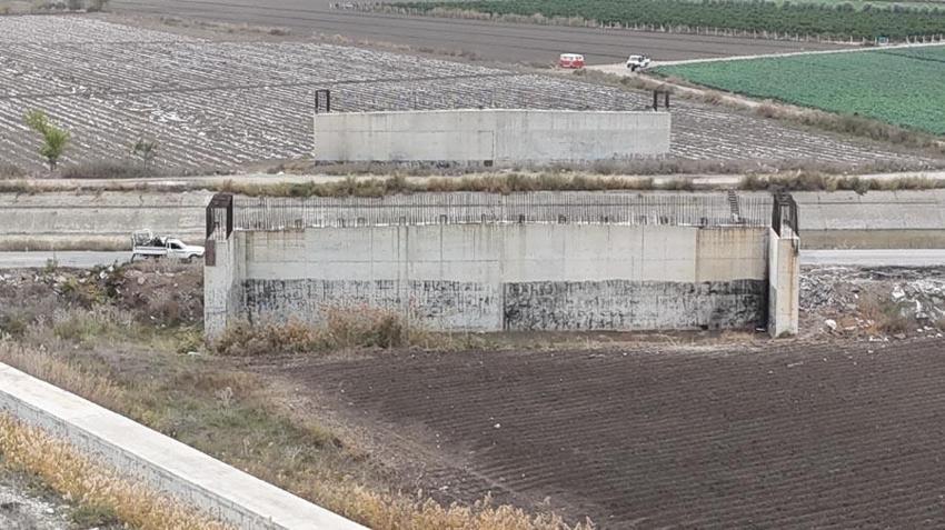 Adana'da 7 yıldır bitmeyen yolun köprü ayakları samanlığa döndü