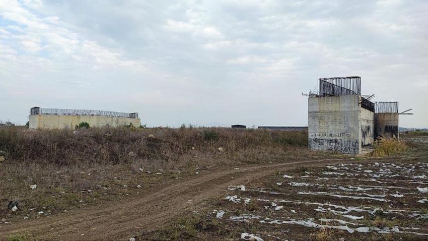 Adana'da 7 yıldır bitmeyen yolun köprü ayakları samanlığa döndü