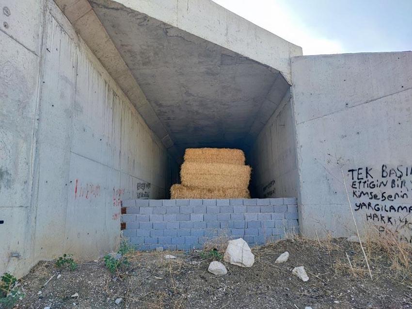 Adana'da 7 yıldır bitmeyen yolun köprü ayakları samanlığa döndü