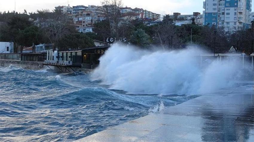 Çanakkale Boğazı fırtına: Dev dalgalar sahili dövdü! Feribot seferleri durdu