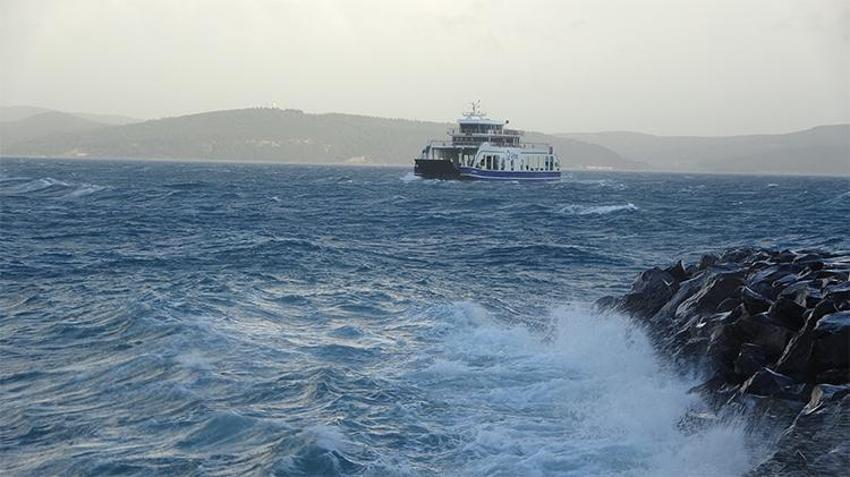 Çanakkale Boğazı fırtına: Dev dalgalar sahili dövdü! Feribot seferleri durdu