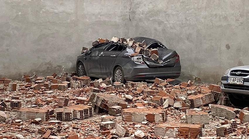 Eskişehir'de mahalleli patlama sesiyle irkildi! Fırtına otoparkı vurdu, çok sayıda araç hasar aldı