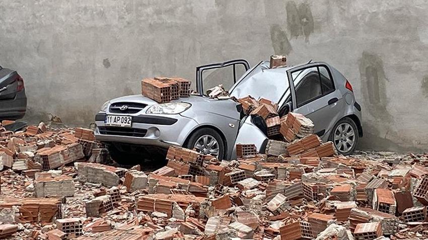Eskişehir'de mahalleli patlama sesiyle irkildi! Fırtına otoparkı vurdu, çok sayıda araç hasar aldı