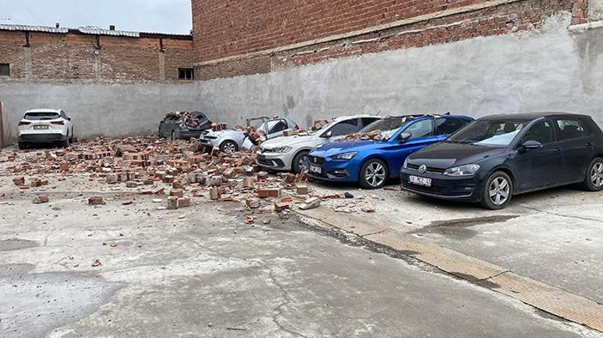 Eskişehir'de mahalleli patlama sesiyle irkildi! Fırtına otoparkı vurdu, çok sayıda araç hasar aldı
