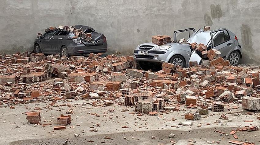 Eskişehir'de mahalleli patlama sesiyle irkildi! Fırtına otoparkı vurdu, çok sayıda araç hasar aldı