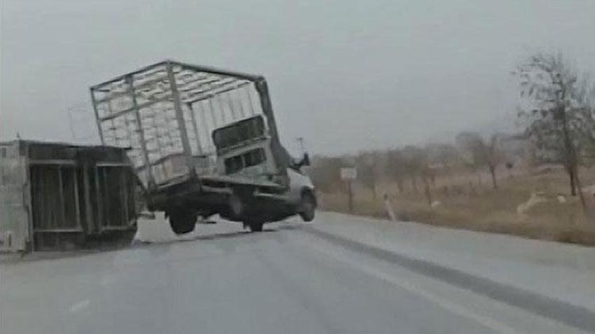 Konya'da fırtına etkili oldu; binaların çatısı uçtu, araçlar devrildi